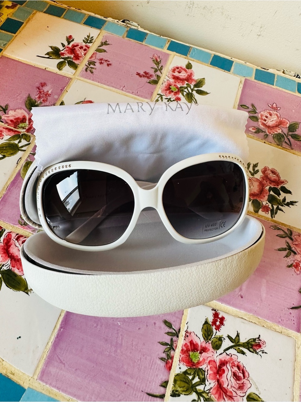 NEW Mary Kay White Rhinestone Oversized Sunglasses Dark Lenses UV Protection